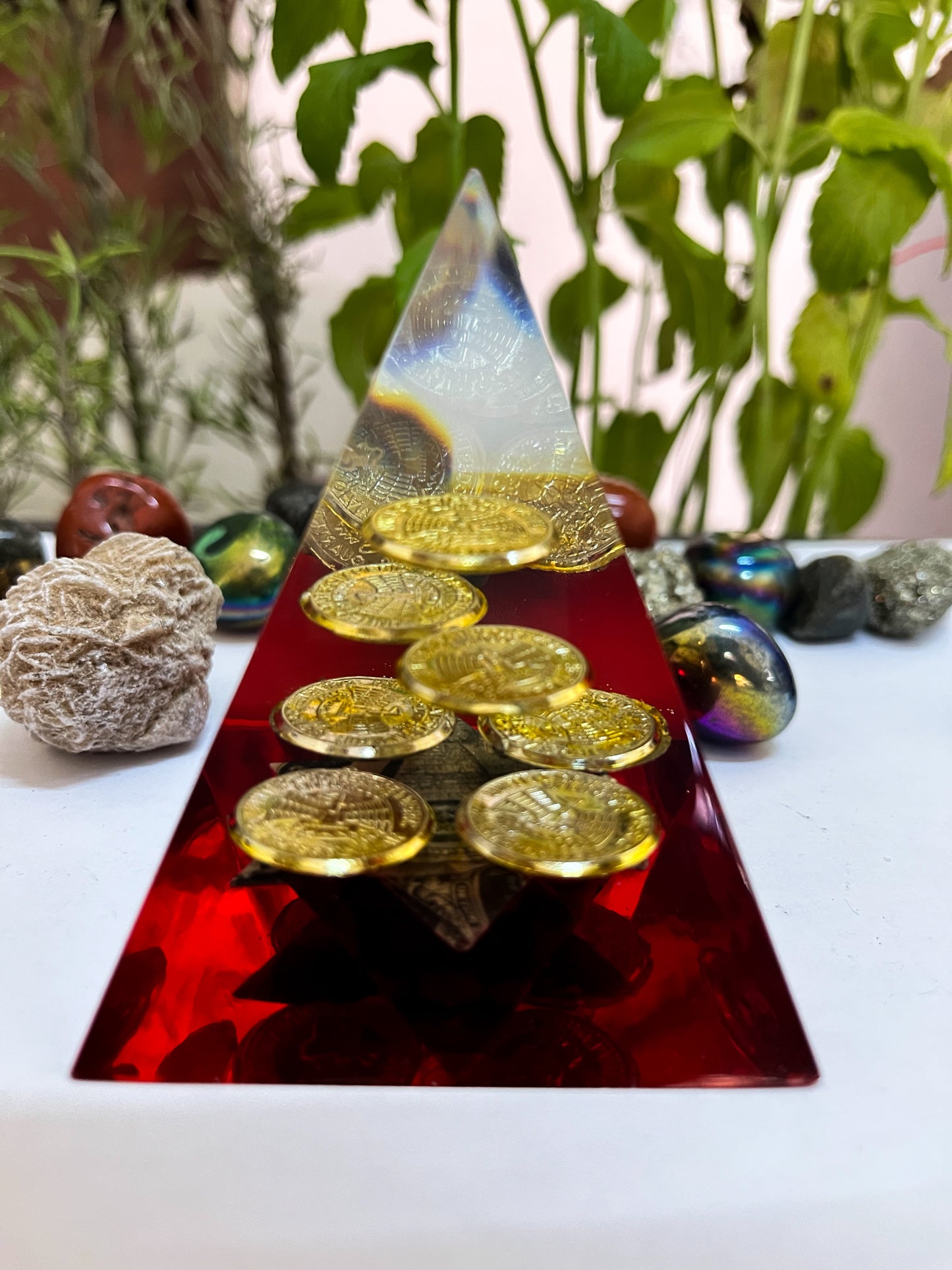 Pirámide Orgonita con Monedas y dolar roja