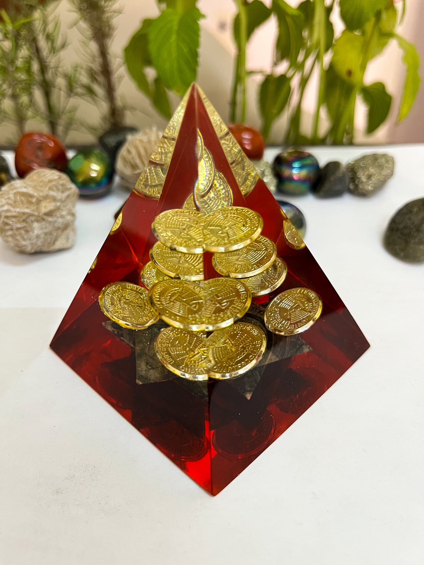 Pirámide Orgonita con Monedas y dolar roja