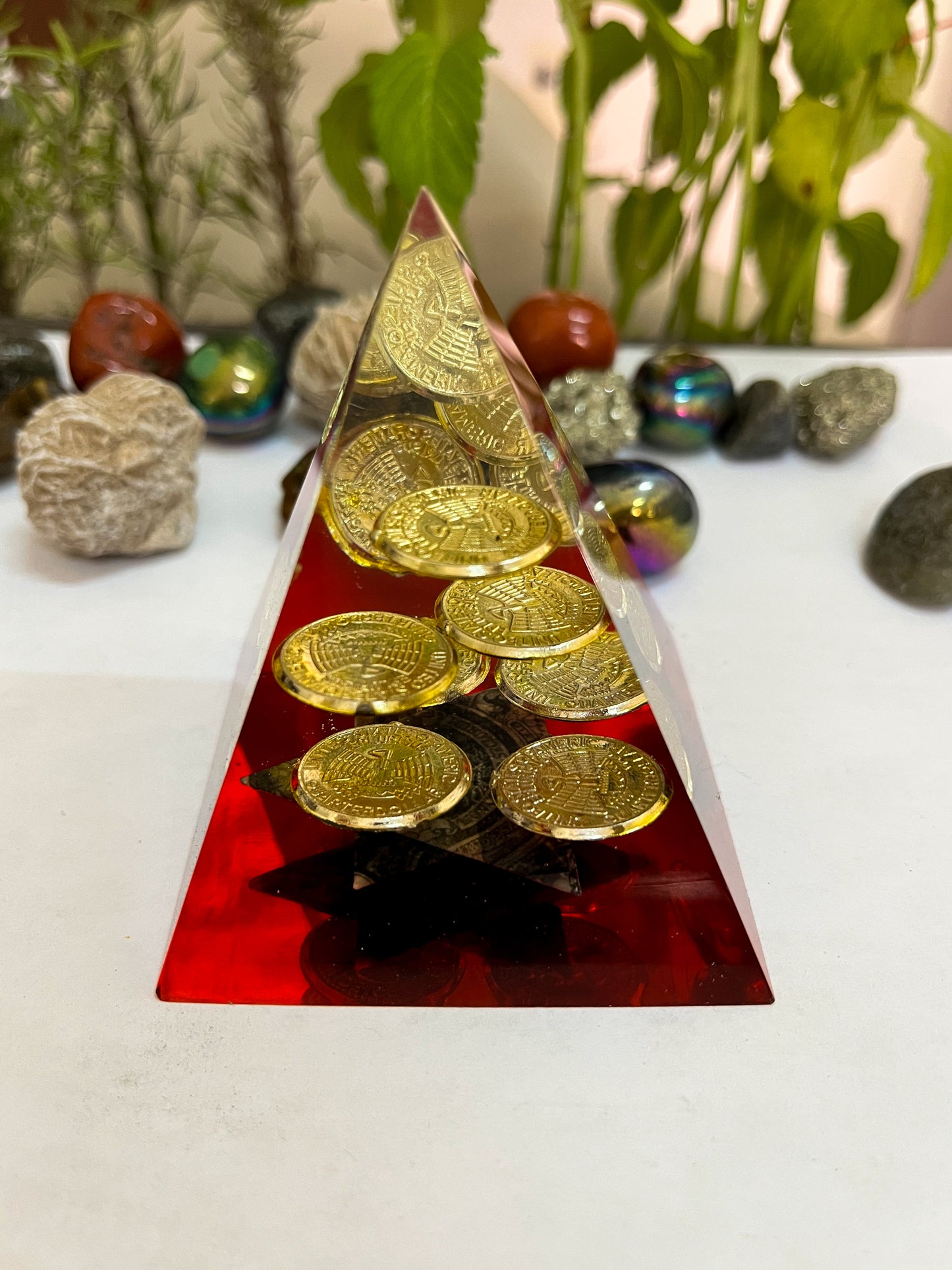 Pirámide Orgonita con Monedas y dolar roja