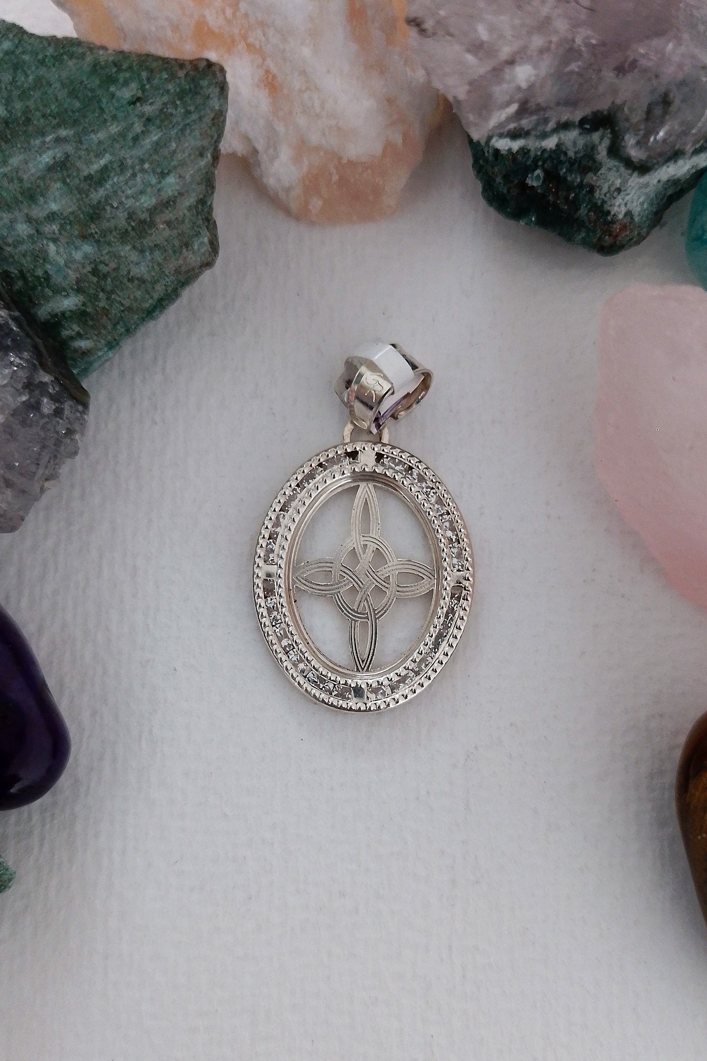 Dije nudo de bruja. Plata con cristal