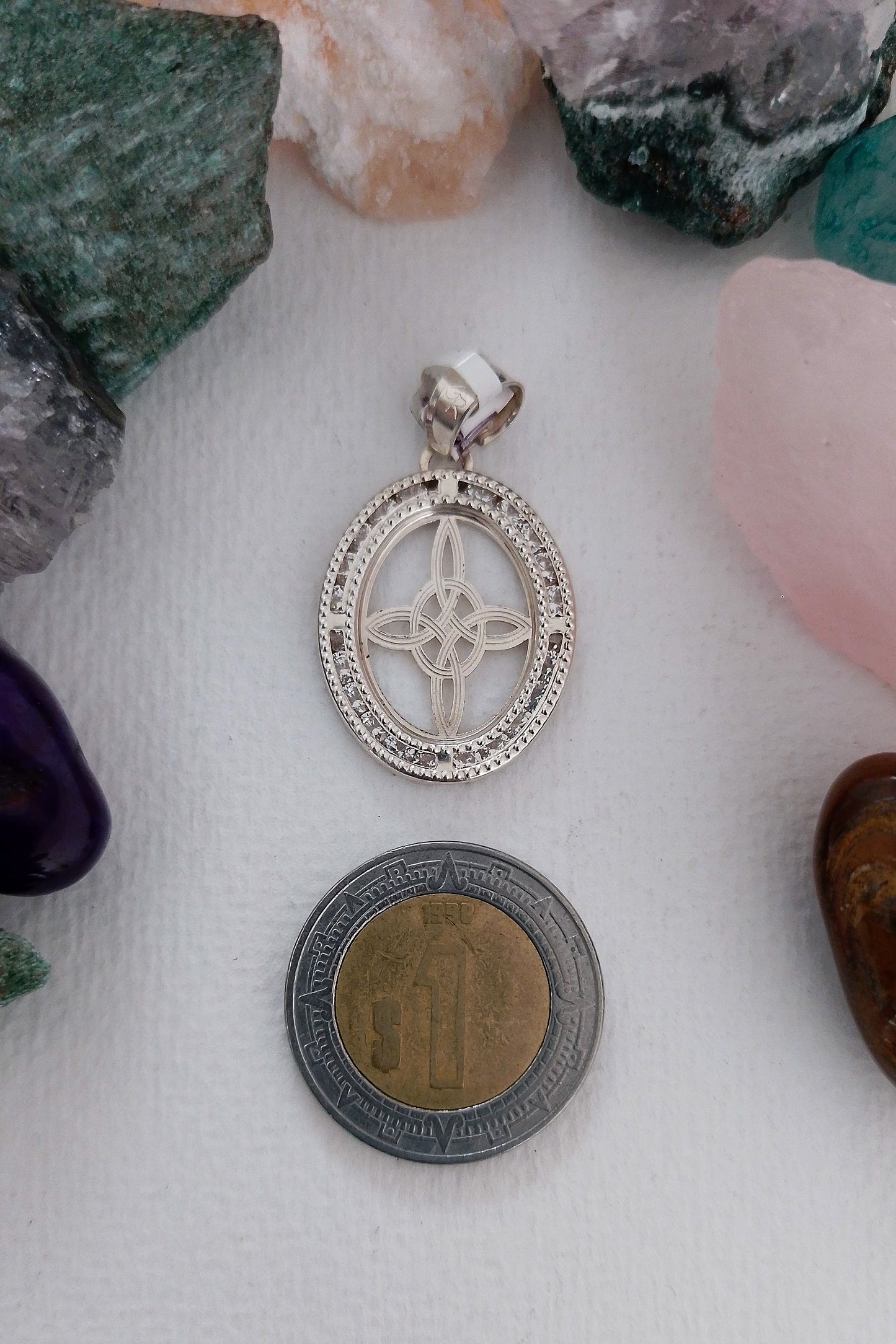 Dije nudo de bruja. Plata con cristal