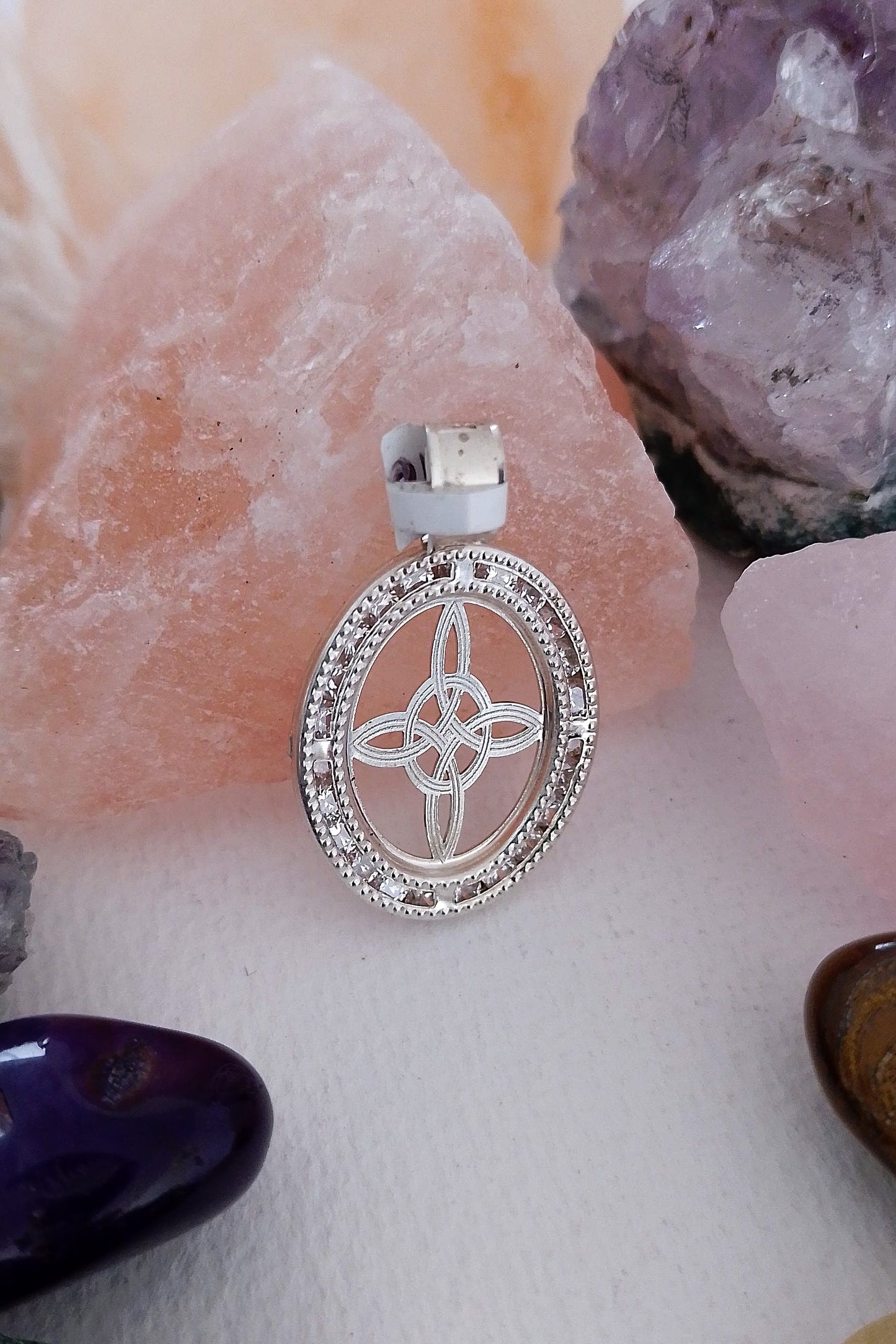 Dije nudo de bruja. Plata con cristal