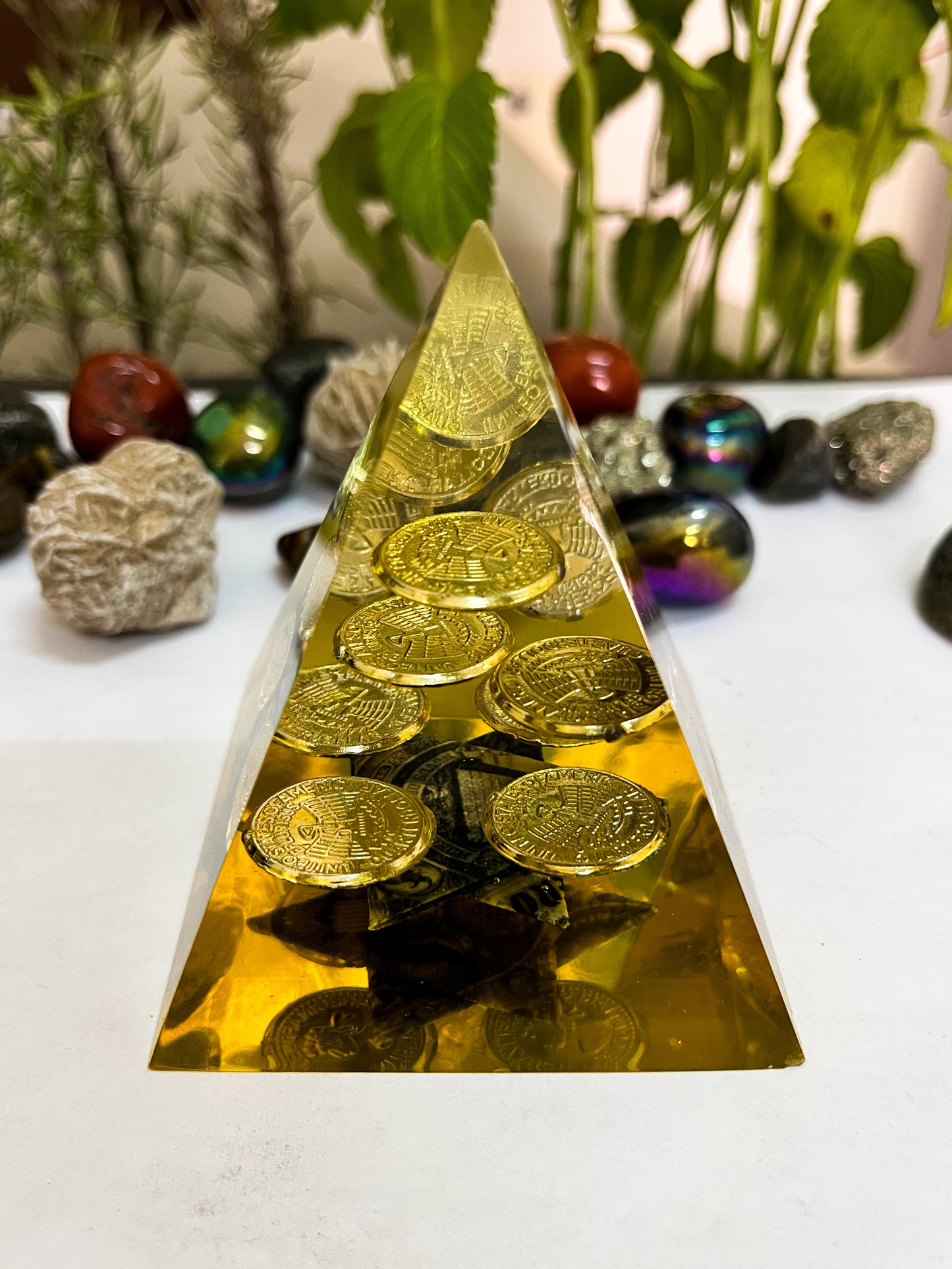 Pirámide Orgonita con Monedas y dolar