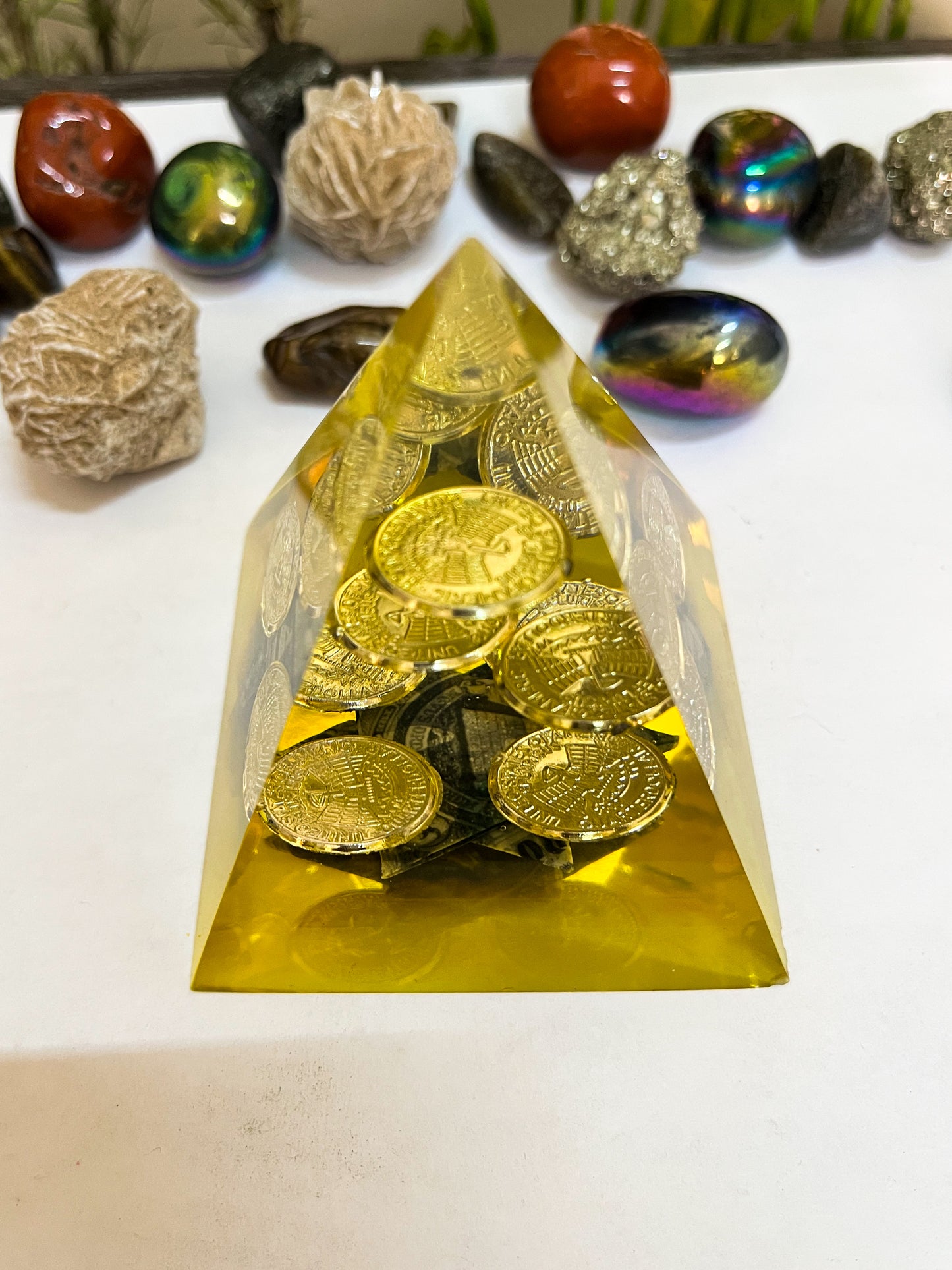 Pirámide Orgonita con Monedas y dolar