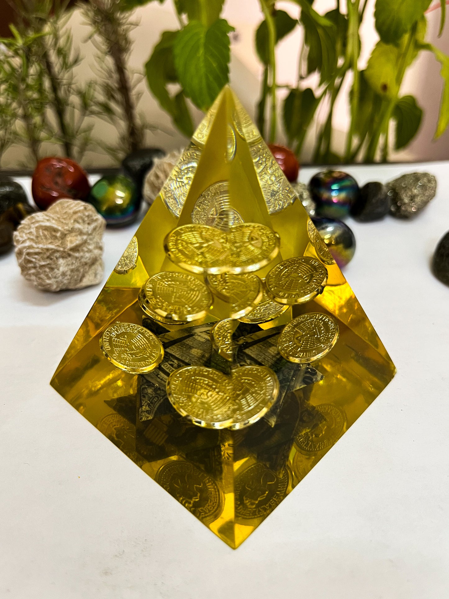 Pirámide Orgonita con Monedas y dolar