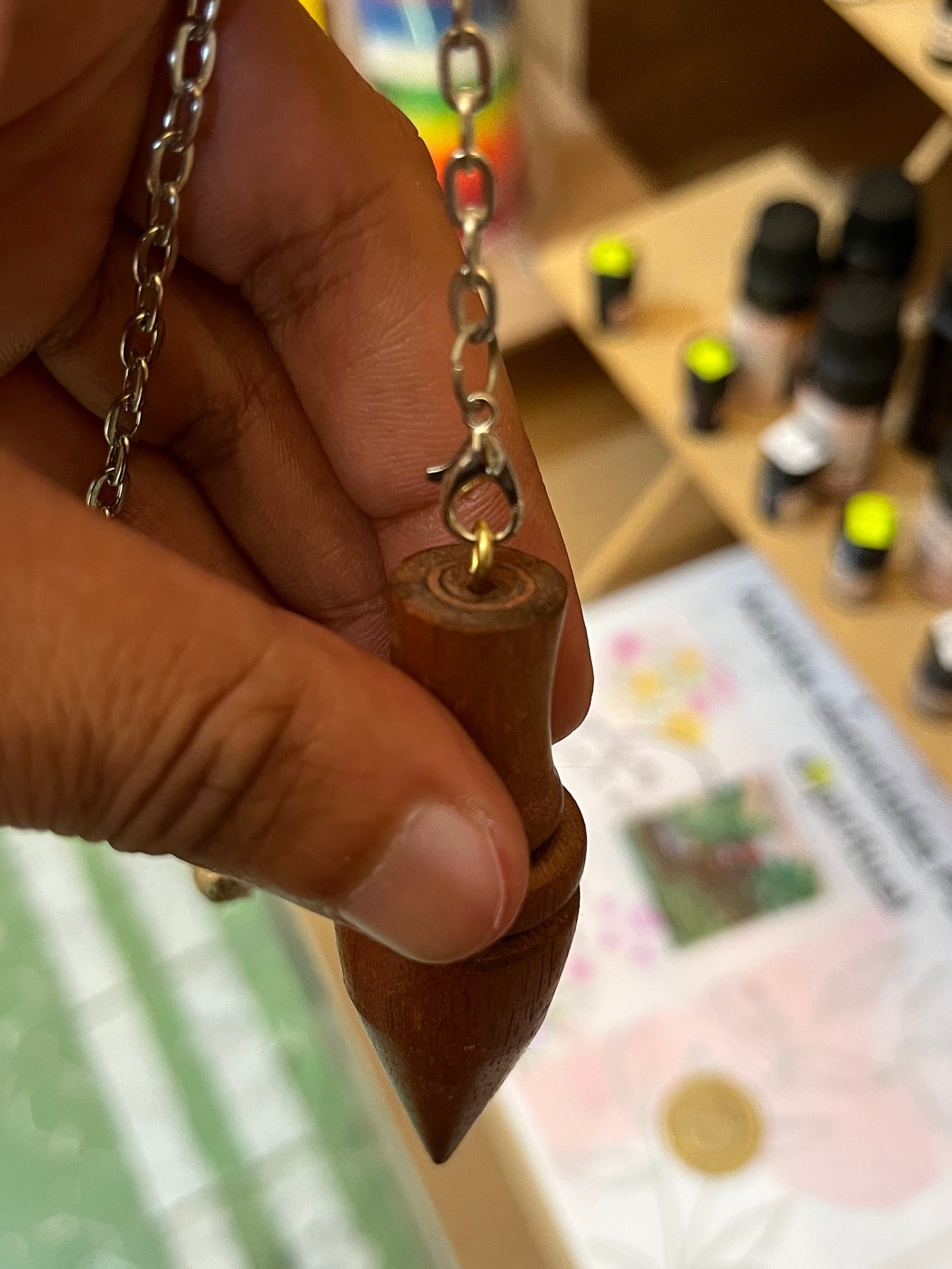 Péndulo Radiestésico de Madera Natural Forma Cono Estriado