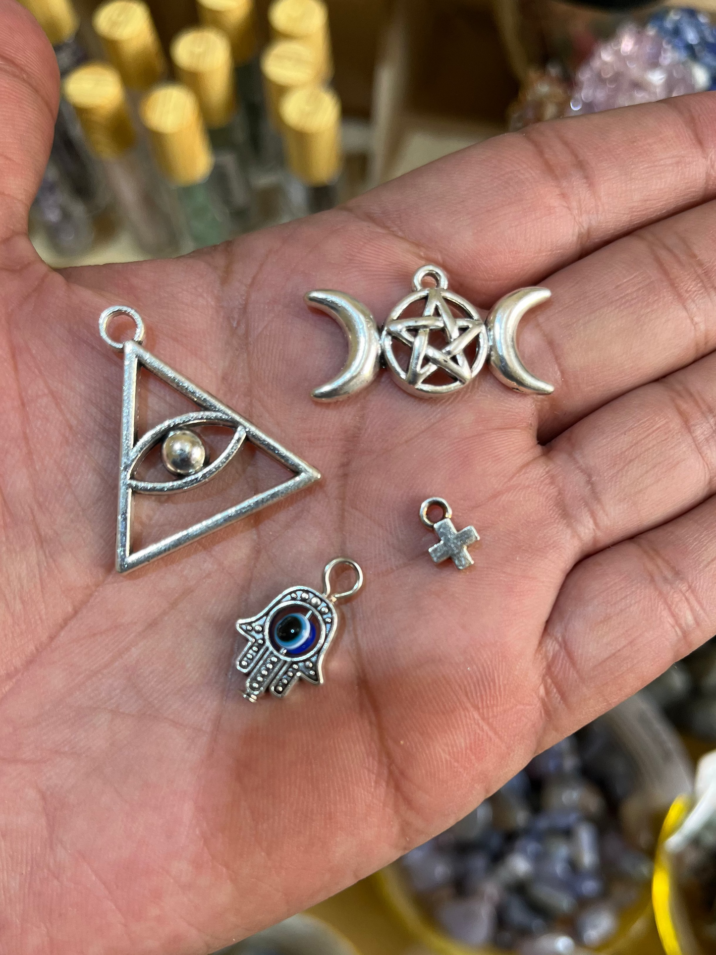 Set de 4 Dijes Esotéricos de Protección y Alta Magia: Mano de Fátima, Ojo de Horus en Triángulo, Triple Diosa y Cruz.