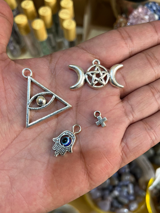 Set de 4 Dijes Esotéricos de Protección y Alta Magia: Mano de Fátima, Ojo de Horus en Triángulo, Triple Diosa y Cruz.