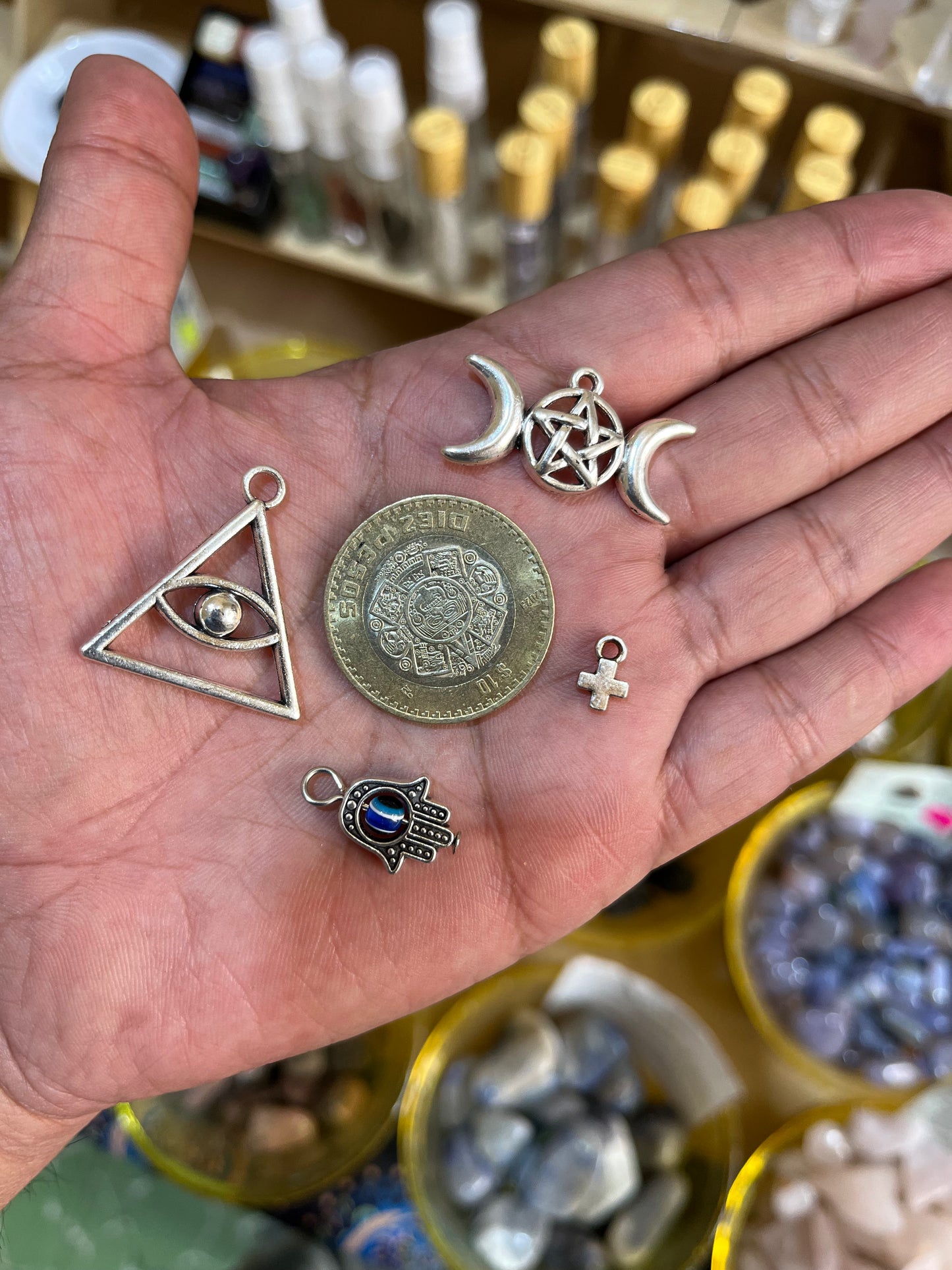 Set de 4 Dijes Esotéricos de Protección y Alta Magia: Mano de Fátima, Ojo de Horus en Triángulo, Triple Diosa y Cruz.