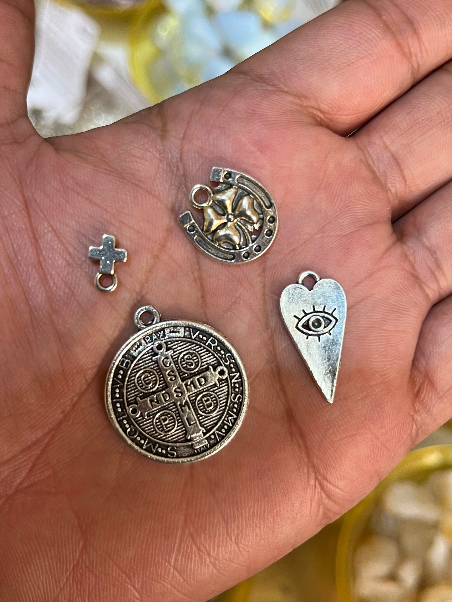 Set de Dijes Esotéricos de Protección y Abundancia. San Benito, Herradura, Ojo y Cruz.