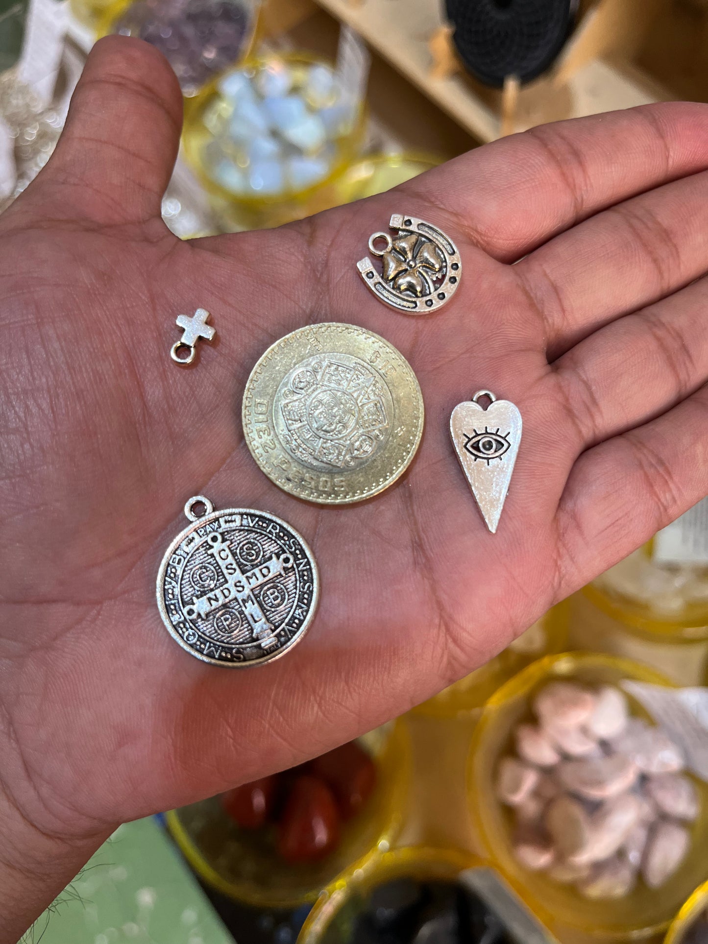 Set de Dijes Esotéricos de Protección y Abundancia. San Benito, Herradura, Ojo y Cruz.