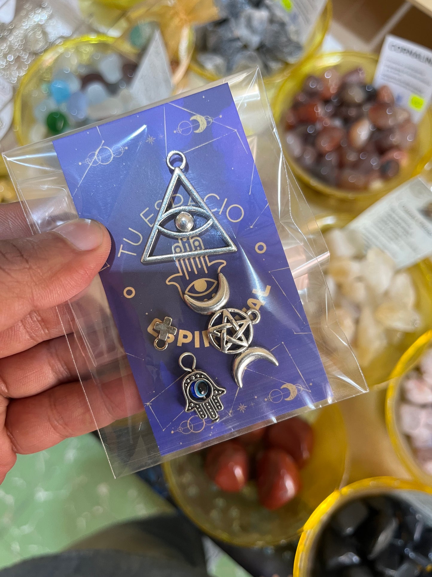 Set de 4 Dijes Esotéricos de Protección y Alta Magia: Mano de Fátima, Ojo de Horus en Triángulo, Triple Diosa y Cruz.